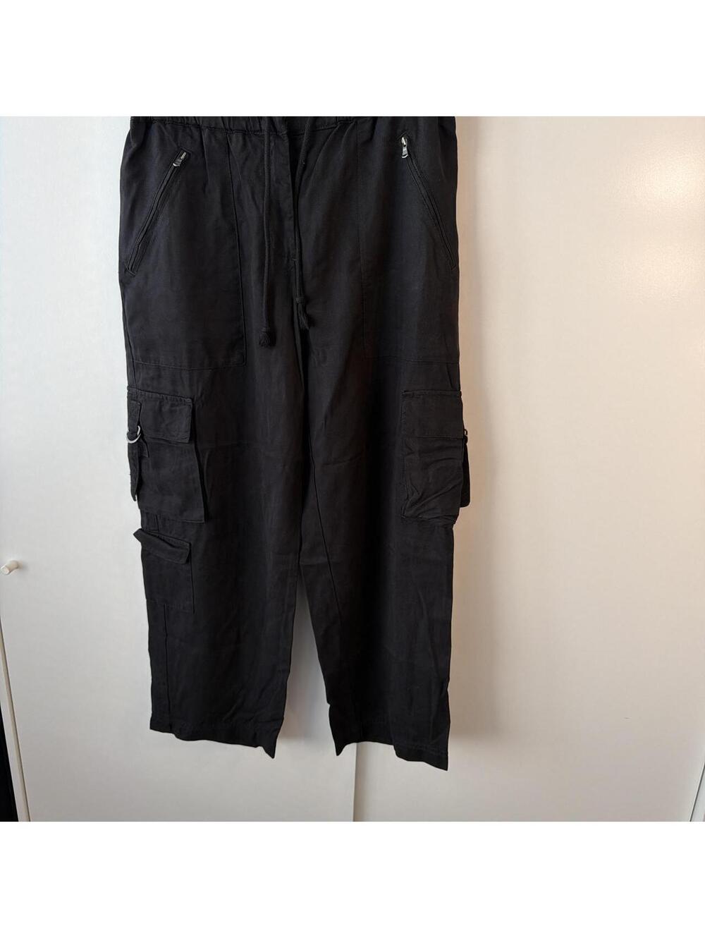 Aritzia Women's Black and Grey Trousers